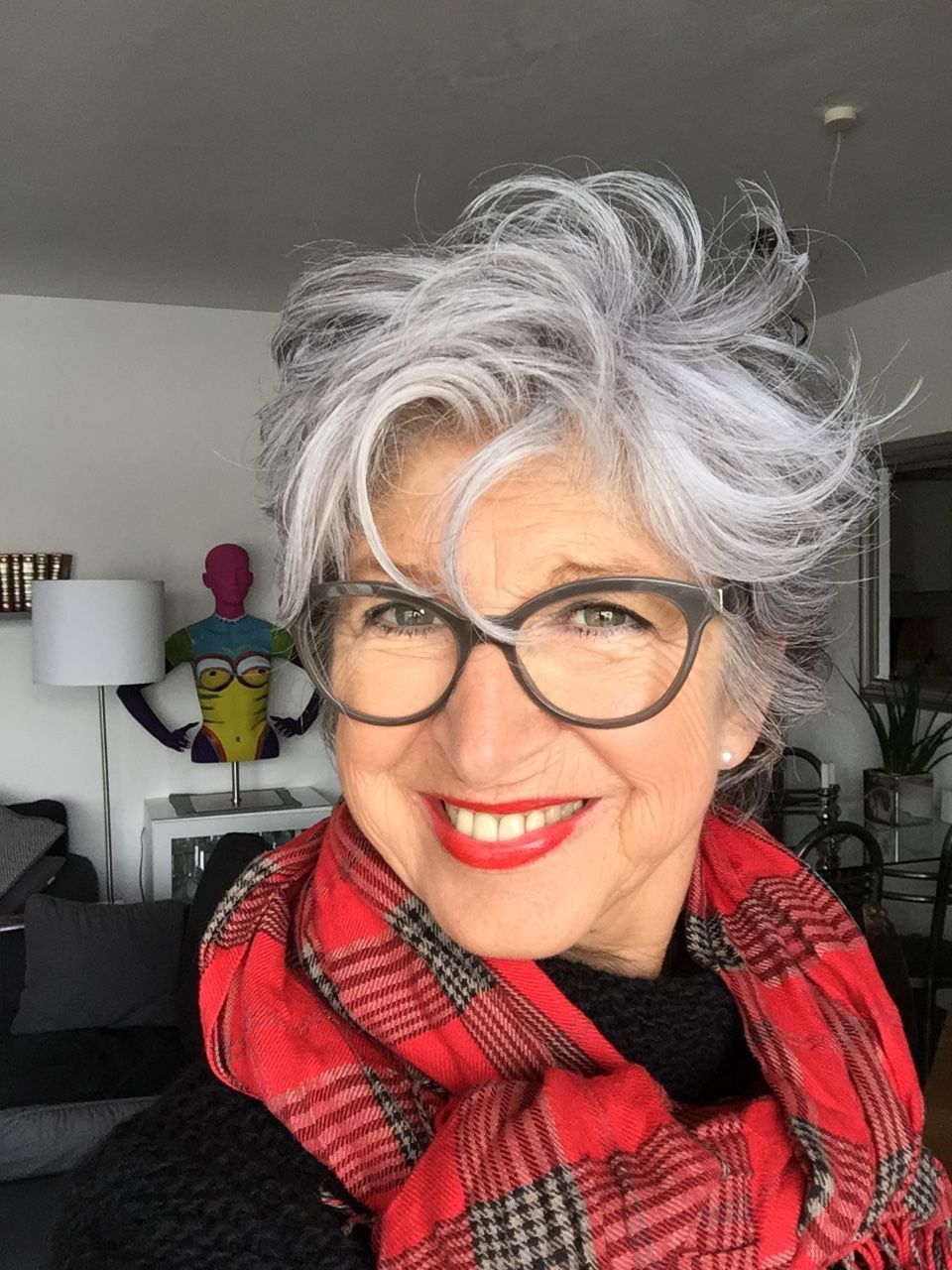 hairstyles-for-over-50-with-glasses